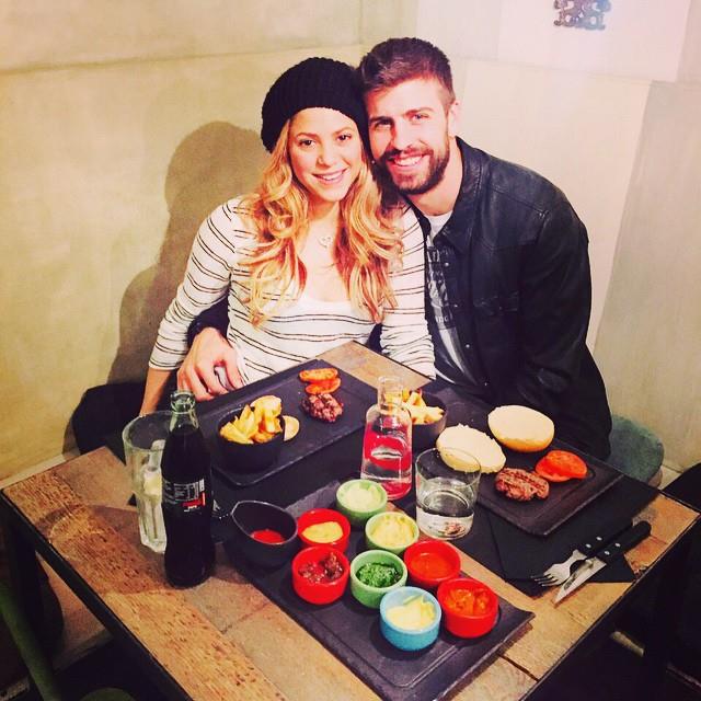 Herkesin imrendiği çifte nazar değdi! Shakira, kocası Pique'yi evde başka bir kadınla yakaladı Herkesin imrendiği çifte nazar değdi! Shakira, kocası Pique'yi evde başka bir kadınla yakaladı