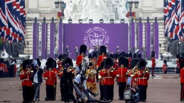 İngiltere'de Kraliçe Elizabeth için düzenlenen törene protestocular damga vurdu