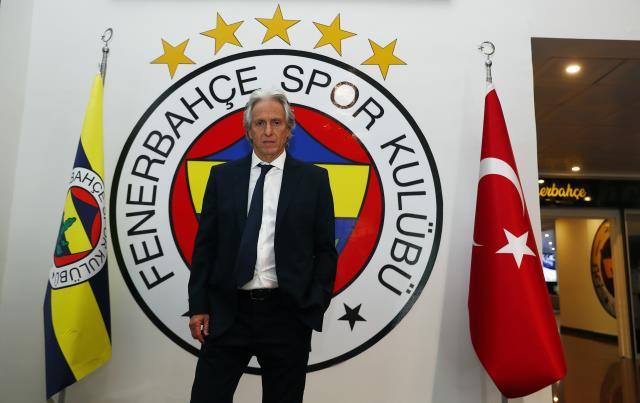 Jorge Jesus, Samandıra'da! Fenerbahçe'nin yeni arması önünde poz verdi Jorge Jesus, Samandıra'da! Fenerbahçe'nin yeni arması önünde poz verdi