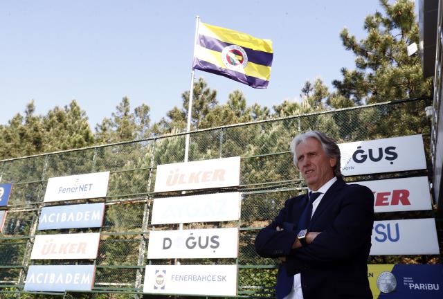 Jorge Jesus, Samandıra'da! Fenerbahçe'nin yeni arması önünde poz verdi Jorge Jesus, Samandıra'da! Fenerbahçe'nin yeni arması önünde poz verdi