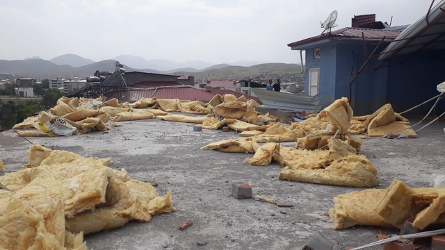 Kahramanmaraş'ta şiddetli fırtına nedeniyle bir binanın çatısı uçtu Kahramanmaraş'ta şiddetli fırtına nedeniyle bir binanın çatısı uçtu