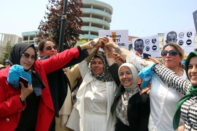 Tanju Özcan, kendisini protesto edenlere dans ederek karşılık verdi Tanju Özcan, kendisini protesto edenlere dans ederek karşılık verdi