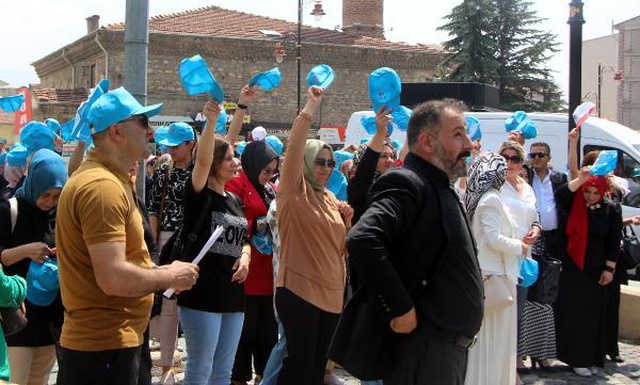 Tanju Özcan, kendisini protesto edenlere dans ederek karşılık verdi Tanju Özcan, kendisini protesto edenlere dans ederek karşılık verdi