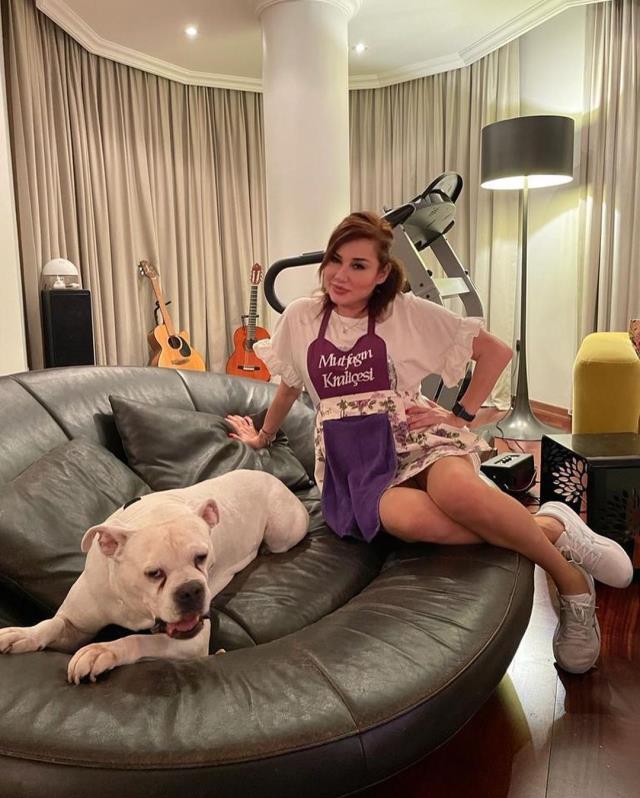 14 yıldır baktığı köpeğinin durumunun iyi olmadığını öğrenen Deniz Seki, ödül töreninde ağladı 14 yıldır baktığı köpeğinin durumunun iyi olmadığını öğrenen Deniz Seki, ödül töreninde ağladı