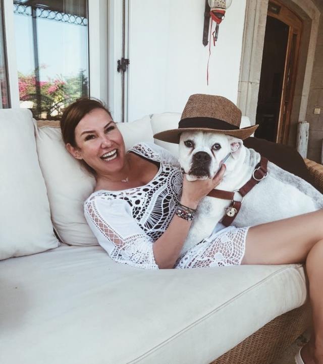 14 yıldır baktığı köpeğinin durumunun iyi olmadığını öğrenen Deniz Seki, ödül töreninde ağladı 14 yıldır baktığı köpeğinin durumunun iyi olmadığını öğrenen Deniz Seki, ödül töreninde ağladı