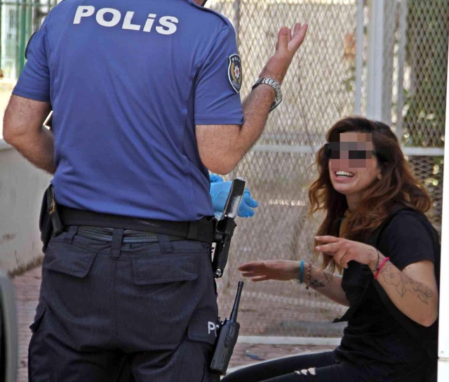 Boşaltılan bankada hırsızlık teşebbüsüne suçüstü : Şüpheli genç kadın gözyaşlarını tutamadı Boşaltılan bankada hırsızlık teşebbüsüne suçüstü : Şüpheli genç kadın gözyaşlarını tutamadı