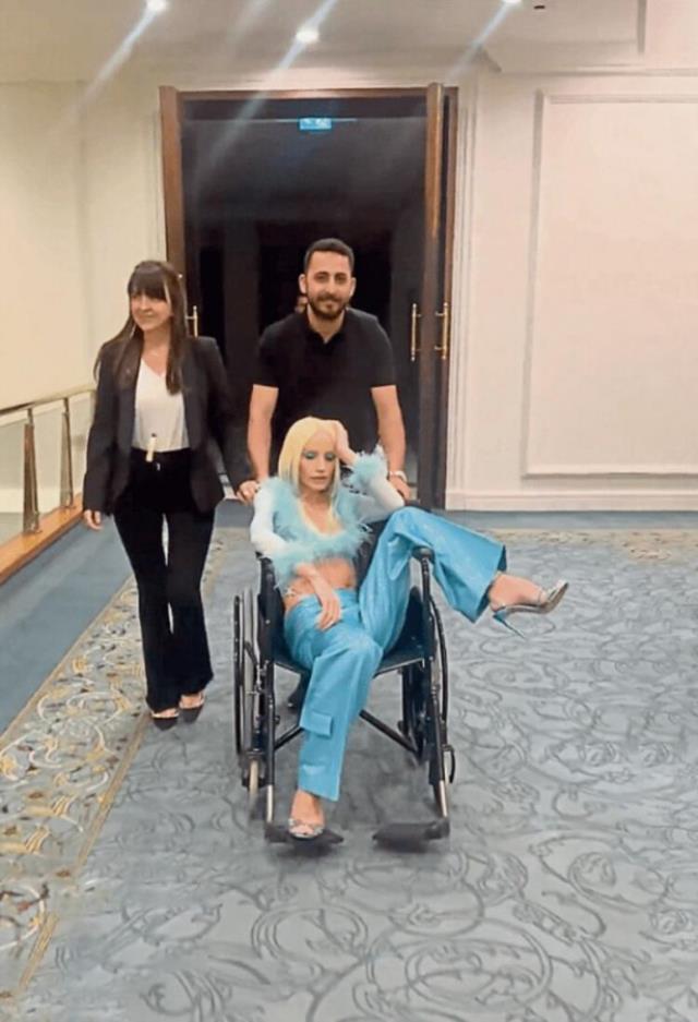 Engelsiz Yaşam Derneği, ihtiyaç dışında tekerli sandalye kullanan Gülşen'e dava açıyor Engelsiz Yaşam Derneği, ihtiyaç dışında tekerli sandalye kullanan Gülşen'e dava açıyor