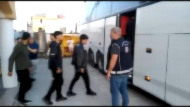 Esenyurt'ta TIR kasasında 70 göçmen yakalandı