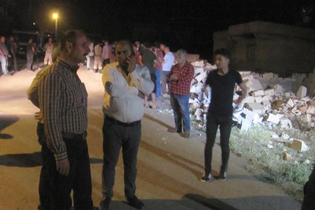 Gaziantep'te toz fırtınasının yıktığı duvarın altında kalan 2 çocuk hayatını kaybetti, 2 çocuk yaralandı Gaziantep'te toz fırtınasının yıktığı duvarın altında kalan 2 çocuk hayatını kaybetti, 2 çocuk yaralandı