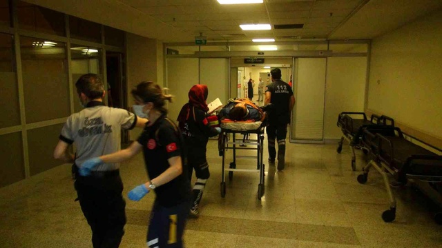 İki grup arasında çıkan kavgada olaya müdahale eden polisler yaralandı İki grup arasında çıkan kavgada olaya müdahale eden polisler yaralandı
