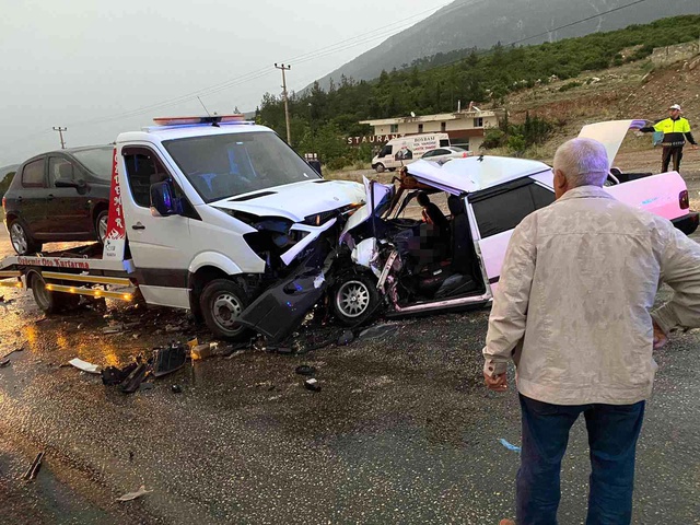 Karşı şeride geçen otomobil çekiciyle çarpıştı: 1 ölü, 2 yaralı Karşı şeride geçen otomobil çekiciyle çarpıştı: 1 ölü, 2 yaralı