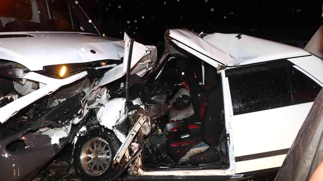 Karşı şeride geçen otomobil çekiciyle çarpıştı: 1 ölü, 2 yaralı Karşı şeride geçen otomobil çekiciyle çarpıştı: 1 ölü, 2 yaralı