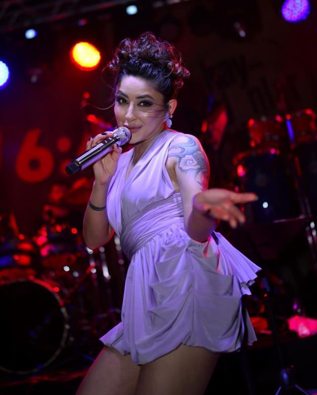 Konserleri iptal edilen Melek Mosso sahnedeki sözleri alkış topladı: Asla ve asla vazgeçmiyorum