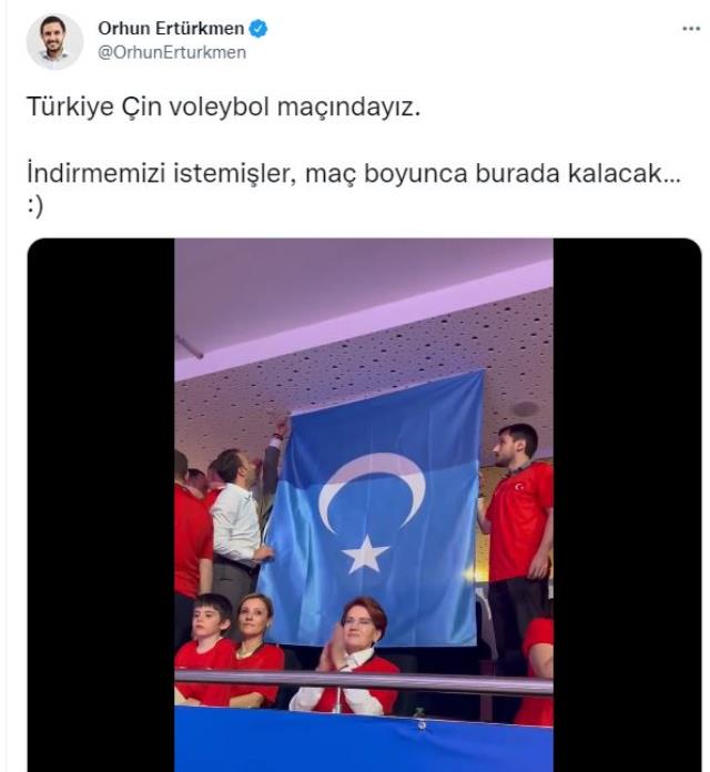 Milli maça damga vuran olay! Meral Akşener ve beraberindeler Doğu Türkistan bayrağı açarak Çin'i protesto etti Milli maça damga vuran olay! Meral Akşener ve beraberindeler Doğu Türkistan bayrağı açarak Çin'i protesto etti