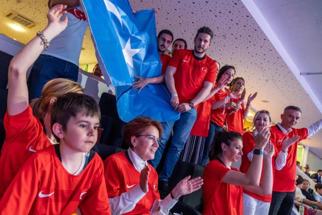 Milli maça damga vuran olay! Meral Akşener ve beraberindeler Doğu Türkistan bayrağı açarak Çin'i protesto etti Milli maça damga vuran olay! Meral Akşener ve beraberindeler Doğu Türkistan bayrağı açarak Çin'i protesto etti