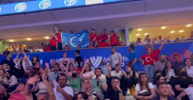 Milli maça damga vuran olay! Meral Akşener ve beraberindeler Doğu Türkistan bayrağı açarak Çin'i protesto etti Milli maça damga vuran olay! Meral Akşener ve beraberindeler Doğu Türkistan bayrağı açarak Çin'i protesto etti