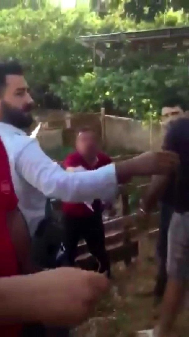 Otobüste 15 yaşındaki kız çocuğunu taciz ettiği iddia edilen şahıs vatandaşlarca darbedildi Otobüste 15 yaşındaki kız çocuğunu taciz ettiği iddia edilen şahıs vatandaşlarca darbedildi