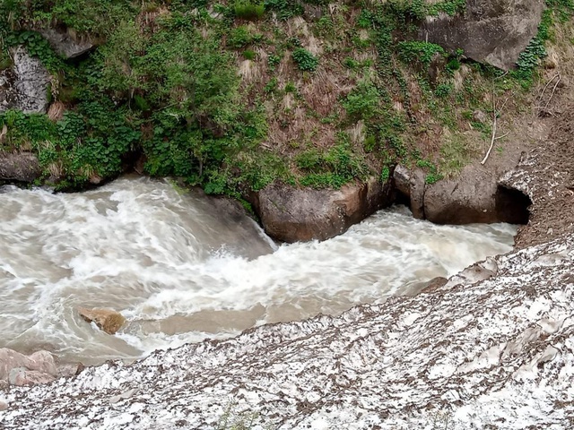 Fotoğraf çektirirken dereye düşen turist kayboldu Fotoğraf çektirirken dereye düşen turist kayboldu