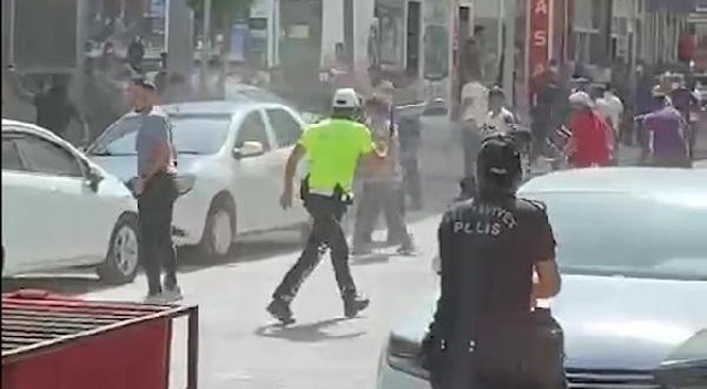 Şanlıurfa'da 2 aşiret arasında arazi kavgası: 2'si polis çok sayıda yaralı var Şanlıurfa'da 2 aşiret arasında arazi kavgası: 2'si polis çok sayıda yaralı var