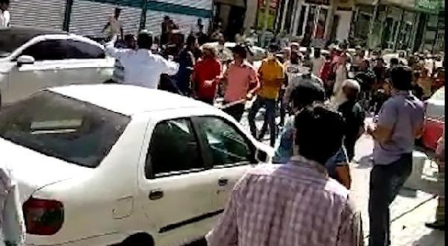 Şanlıurfa'da 2 aşiret arasında arazi kavgası: 2'si polis çok sayıda yaralı var Şanlıurfa'da 2 aşiret arasında arazi kavgası: 2'si polis çok sayıda yaralı var