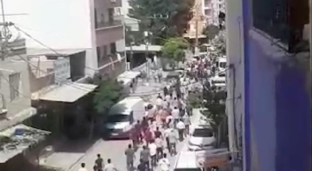 Şanlıurfa'da 2 aşiret arasında arazi kavgası: 2'si polis çok sayıda yaralı var Şanlıurfa'da 2 aşiret arasında arazi kavgası: 2'si polis çok sayıda yaralı var