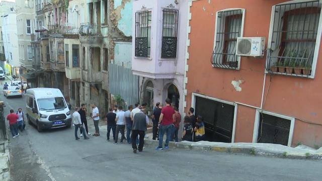 BEYOĞLU'NDA YALNIZ YAŞAYAN KADIN DOMUZ BAĞI İLE ÖLDÜRÜLDÜ BEYOĞLU'NDA YALNIZ YAŞAYAN KADIN DOMUZ BAĞI İLE ÖLDÜRÜLDÜ