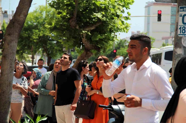 Bunalıma giren yaşlı adam evini yaktıktan sonra balkondan atlayarak intihar etti Bunalıma giren yaşlı adam evini yaktıktan sonra balkondan atlayarak intihar etti