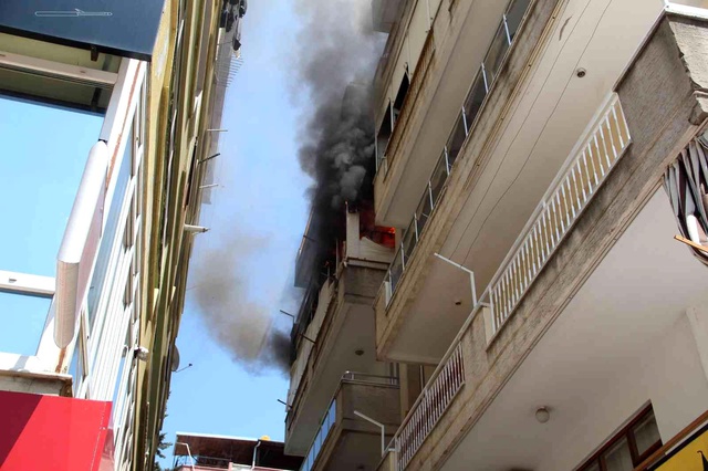Bunalıma giren yaşlı adam evini yaktıktan sonra balkondan atlayarak intihar etti Bunalıma giren yaşlı adam evini yaktıktan sonra balkondan atlayarak intihar etti