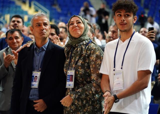 Fenerbahçe'de duygu seli! İsmail Kartal ve eşi dişlerini sıktı, ağlamamak için kendilerini zor tuttular Fenerbahçe'de duygu seli! İsmail Kartal ve eşi dişlerini sıktı, ağlamamak için kendilerini zor tuttular