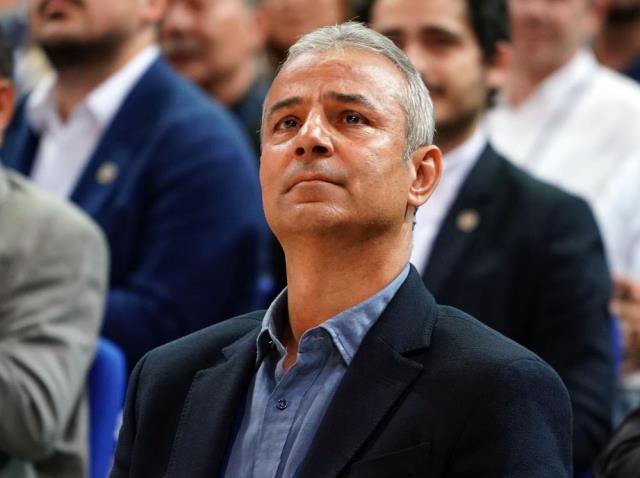 Fenerbahçe'de duygu seli! İsmail Kartal ve eşi dişlerini sıktı, ağlamamak için kendilerini zor tuttular Fenerbahçe'de duygu seli! İsmail Kartal ve eşi dişlerini sıktı, ağlamamak için kendilerini zor tuttular