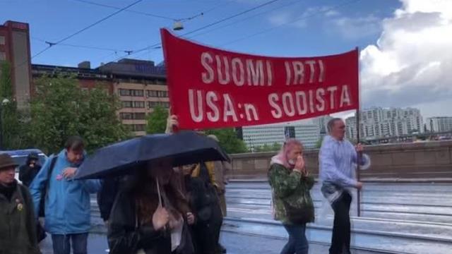 Finlandiya'da NATO'ya girmek istemeyen öğrenciler protesto gösterisinde bulundu Finlandiya'da NATO'ya girmek istemeyen öğrenciler protesto gösterisinde bulundu