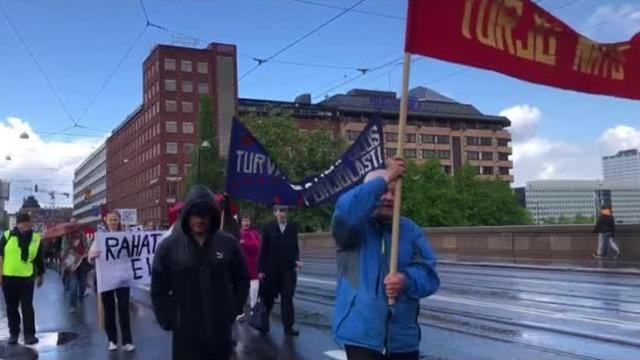 Finlandiya'da NATO'ya girmek istemeyen öğrenciler protesto gösterisinde bulundu Finlandiya'da NATO'ya girmek istemeyen öğrenciler protesto gösterisinde bulundu