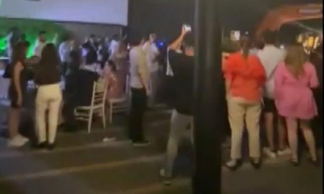İzmir'de ilginç görüntüler: Yıkım ekibi ve polis geldi, düğün yarıda kaldı İzmir'de ilginç görüntüler: Yıkım ekibi ve polis geldi, düğün yarıda kaldı