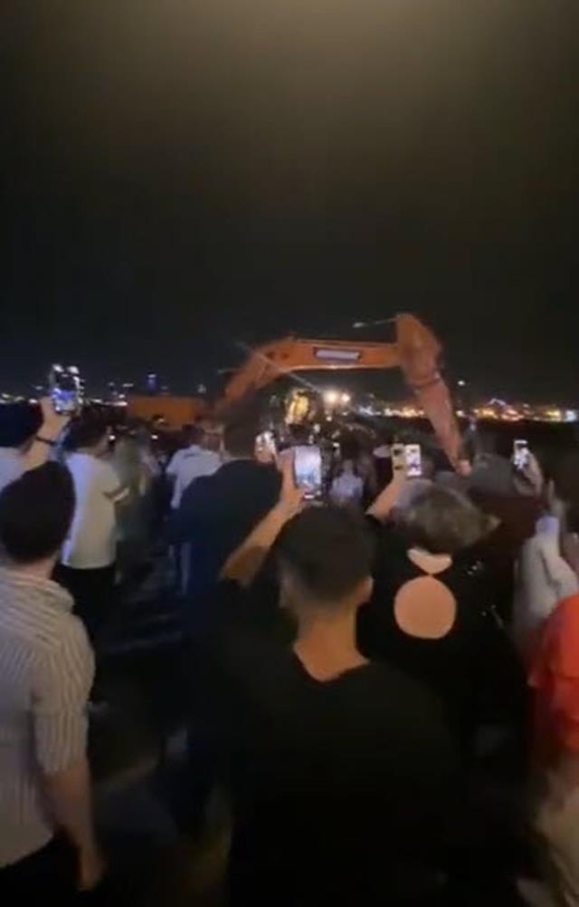 İzmir'de ilginç görüntüler: Yıkım ekibi ve polis geldi, düğün yarıda kaldı İzmir'de ilginç görüntüler: Yıkım ekibi ve polis geldi, düğün yarıda kaldı