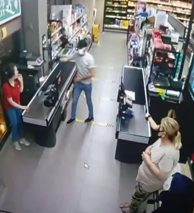 Kasadaki paraları boşalttı, giderken koca marketten yanına aldığı ürün herkese kahkaha attırdı Kasadaki paraları boşalttı, giderken koca marketten yanına aldığı ürün herkese kahkaha attırdı