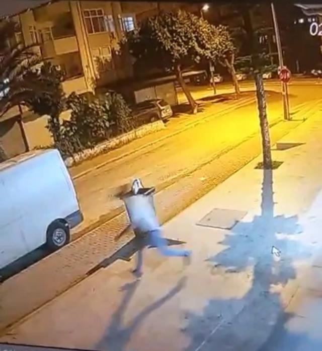 Kasadaki paraları boşalttı, giderken koca marketten yanına aldığı ürün herkese kahkaha attırdı Kasadaki paraları boşalttı, giderken koca marketten yanına aldığı ürün herkese kahkaha attırdı