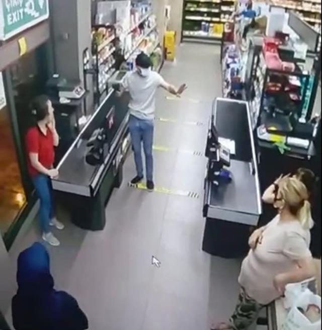 Kasadaki paraları boşalttı, giderken koca marketten yanına aldığı ürün herkese kahkaha attırdı Kasadaki paraları boşalttı, giderken koca marketten yanına aldığı ürün herkese kahkaha attırdı