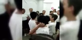 Konser iptal olunca, çocuklar şarkılarını kuliste söyledi