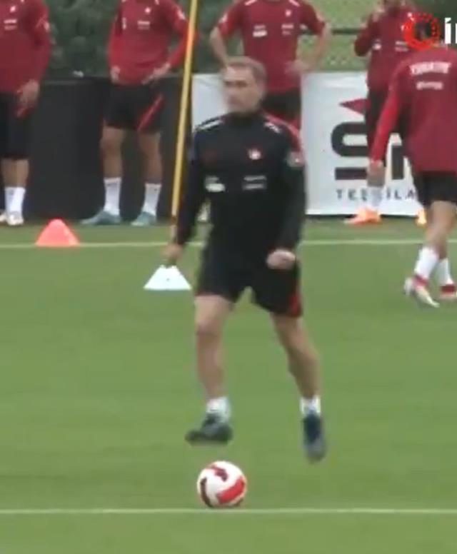 Sosyal medya, Stefan Kuntz'u konuşuyor! Serdar Dursun taklidi gülmekten yerlere yatırdı Sosyal medya, Stefan Kuntz'u konuşuyor! Serdar Dursun taklidi gülmekten yerlere yatırdı