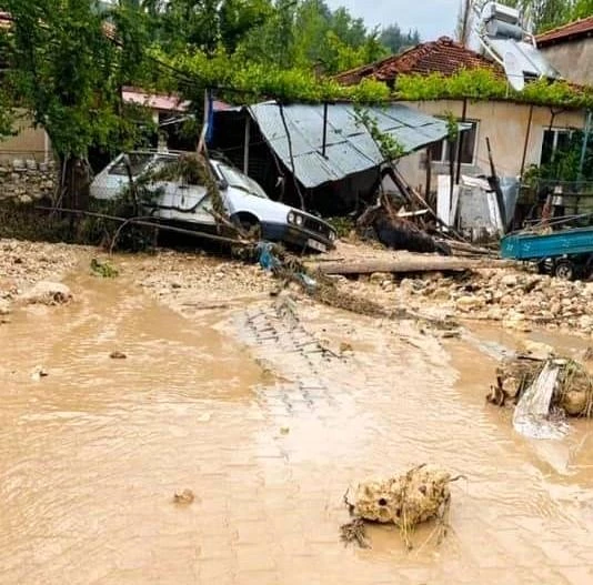 Burdur'da yarım saatli şiddetli yağış hayatı felç etti