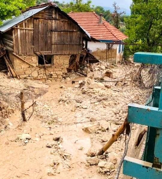Burdur'da yarım saatli şiddetli yağış hayatı felç etti