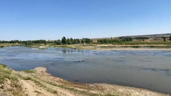 Sıcak havadan kaçıp serinlemek isteyen 3 lise öğrencisi, Dicle Nehri'nde boğularak can verdi Sıcak havadan kaçıp serinlemek isteyen 3 lise öğrencisi, Dicle Nehri'nde boğularak can verdi