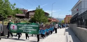 Domaniç'te öğrenciler çevre için vatandaşlardan 'söz veriyorum' imzası topladı