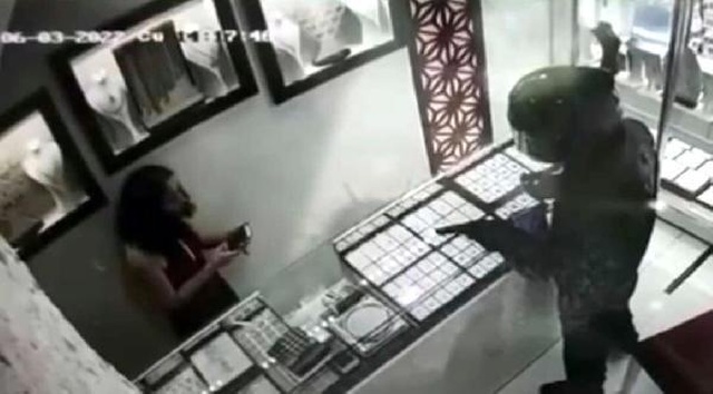 İzmir'de, kuyumcuya soygun girişimi kamerada İzmir'de, kuyumcuya soygun girişimi kamerada