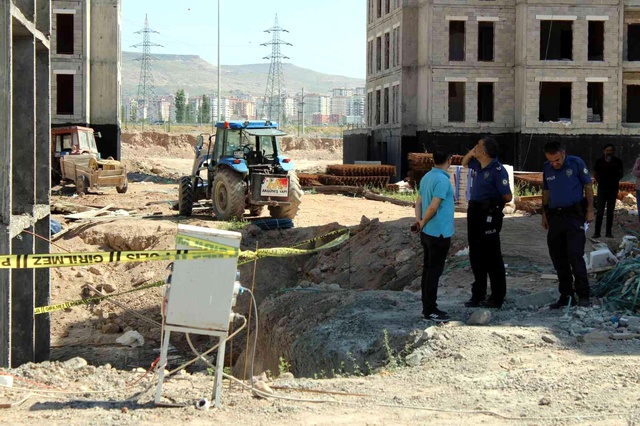 Metrelerce yükseklikten ok gibi yere çakılan kalıp ustası olay yerinde hayatını kaybetti Metrelerce yükseklikten ok gibi yere çakılan kalıp ustası olay yerinde hayatını kaybetti