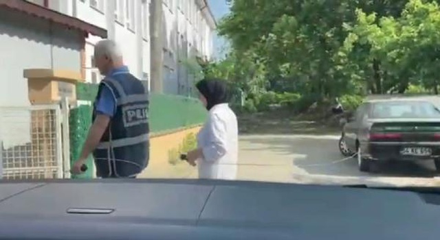 Polis, kimliğini evde unutan görme engelli öğrenci için seferber oldu Polis, kimliğini evde unutan görme engelli öğrenci için seferber oldu