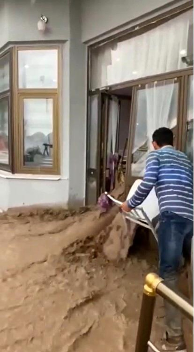 Burdur'da sele düğünde yakalanan vatandaşlar, masalarının üzerlerine çıkarak canlarını kurtardı Burdur'da sele düğünde yakalanan vatandaşlar, masalarının üzerlerine çıkarak canlarını kurtardı