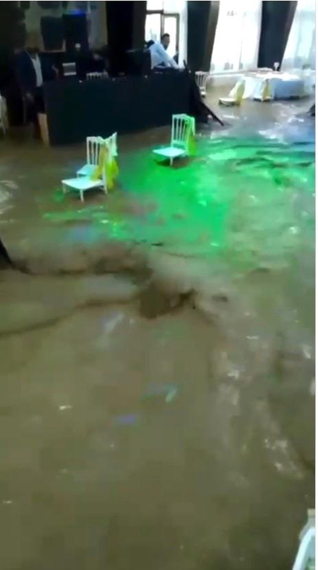Burdur'da sele düğünde yakalanan vatandaşlar, masalarının üzerlerine çıkarak canlarını kurtardı Burdur'da sele düğünde yakalanan vatandaşlar, masalarının üzerlerine çıkarak canlarını kurtardı