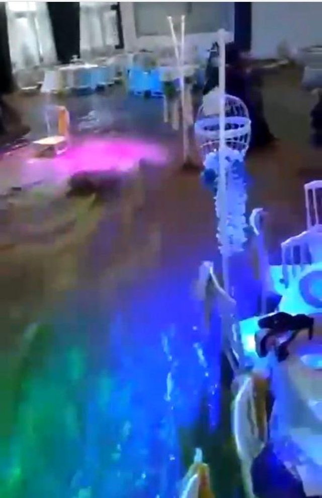 Burdur'da sele düğünde yakalanan vatandaşlar, masalarının üzerlerine çıkarak canlarını kurtardı Burdur'da sele düğünde yakalanan vatandaşlar, masalarının üzerlerine çıkarak canlarını kurtardı