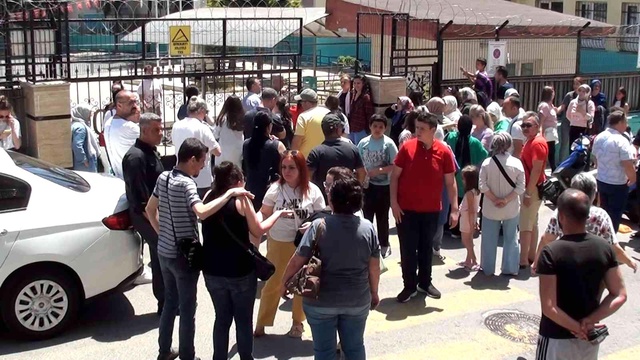 Sınavdan çıkan öğrenci heyecandan bayıldı Sınavdan çıkan öğrenci heyecandan bayıldı